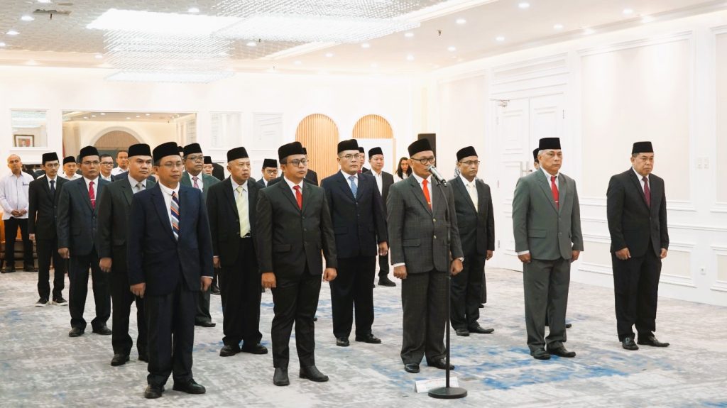 Empat belas pejabat Eselon II Kemenag RI yang baru dilantik Menag RI (Foto:Kemenag RI/Fadhlillah Hafizhan M)