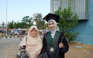 Fatimah bersama Bu Norliyana yang banyak membantu semasa kuliah (Foto Humas Baiti Rahmi)