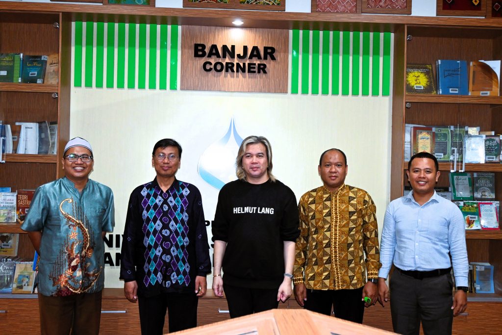 Foto bersama Dr. Azhar Ibrahim dengan panitia (Foto:Humas/Achmad Magfur)