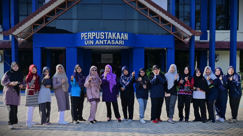 Foto bersama Wakil Rektor Dr. Hj. Nida Mufidah, M.Pd. (urutan ke-6 dari kiri) dengan para pegawai perempuan (Foto:Humas/Jamal Ripani)