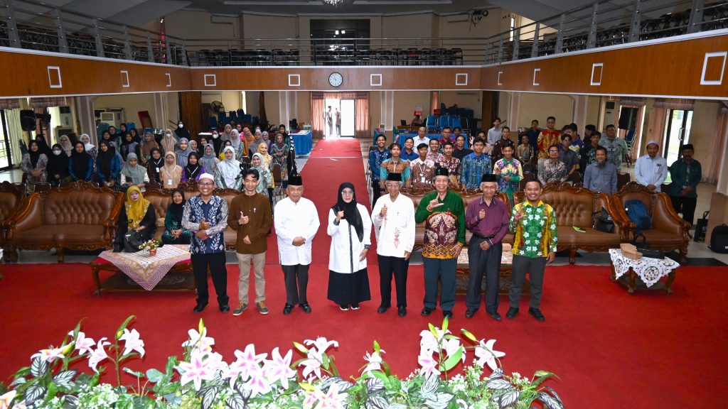 Foto bersama dengan seluruh peserta seminar (Foto Humas)