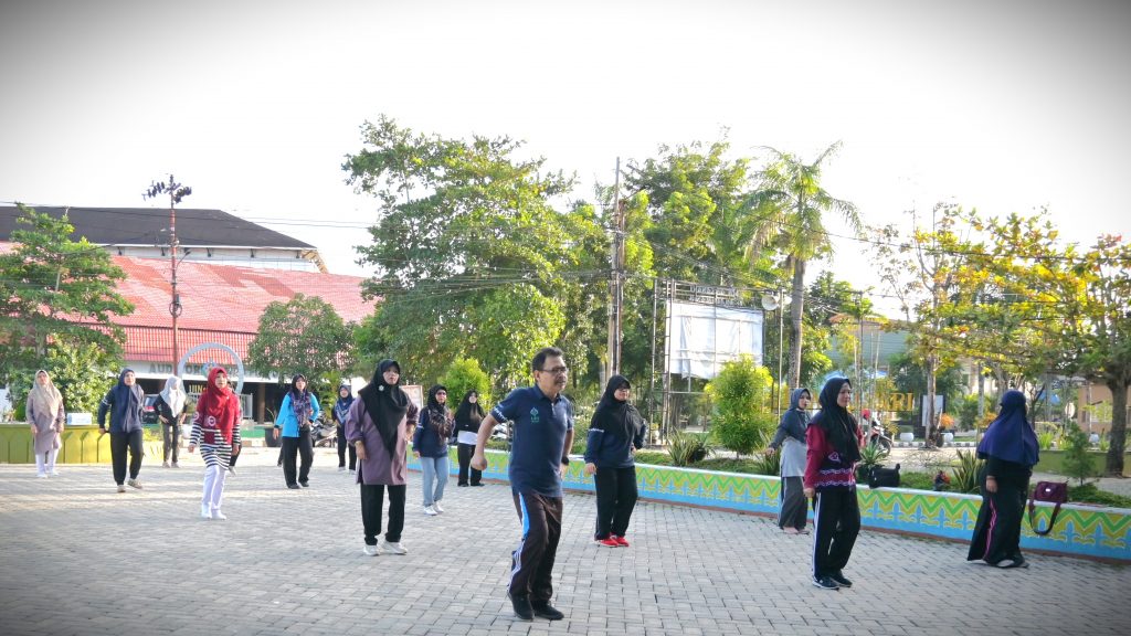 Halaman Gedung Perpustakaan Kampus 1 saat diisi kegiatan senam pagi (Foto:Humas/Jamal Ripani)