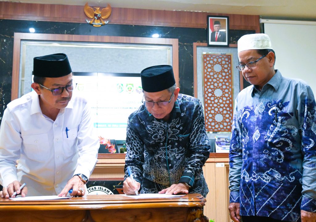 Kadisdik Tanbu saat menandatangani PKS dengan LPTK UIN Antasari (Foto:Humas/Achmad Magfur)