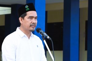 Ketua LP2M UIN Antasari Dr. Muhammad Zainal Abidin, M.Ag. saat menjadi pembina apel mingguan, Senin, 15 Juli 2024 (Foto Humas Jamal Ripani)