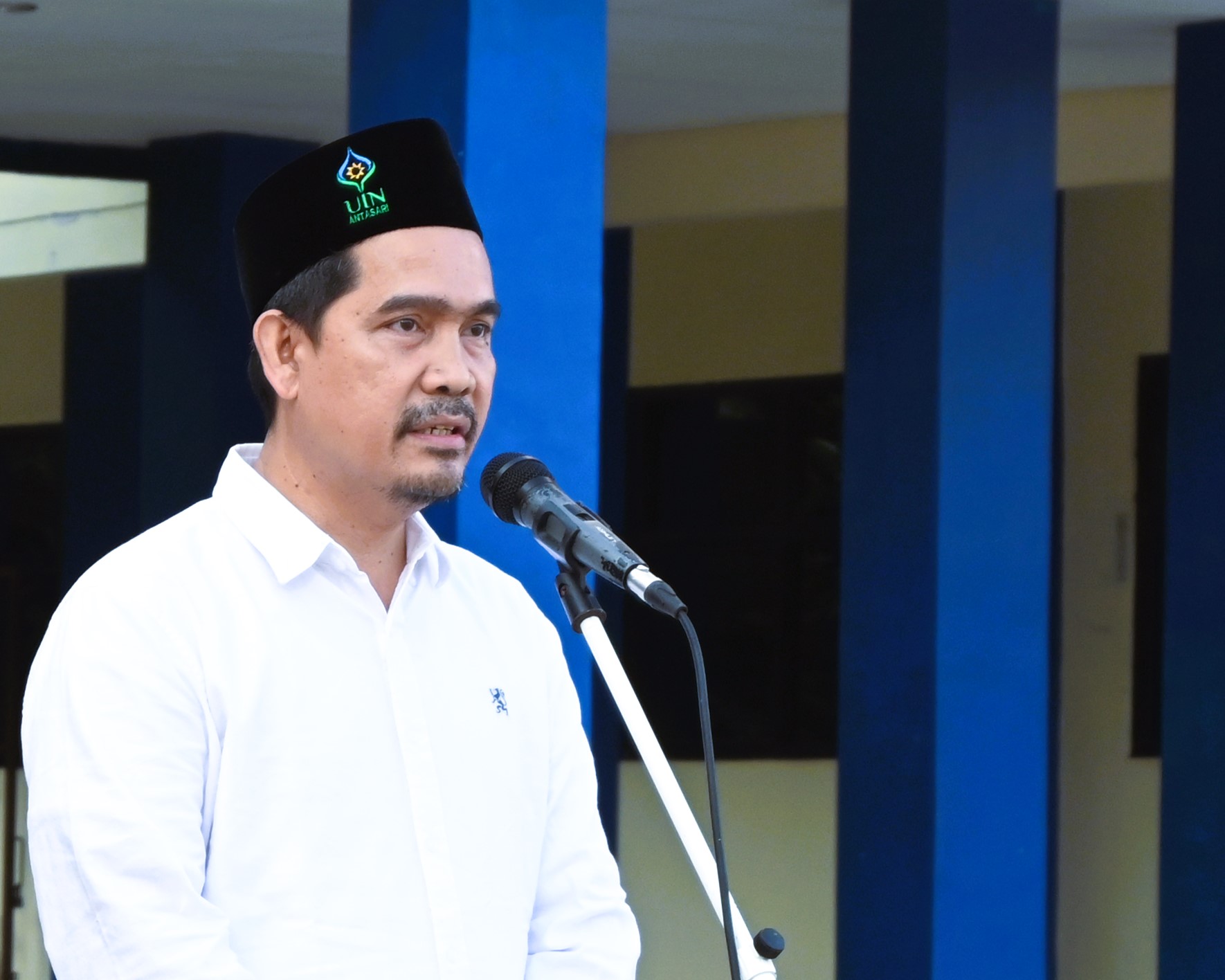 Ketua LP2M UIN Antasari Dr. Muhammad Zainal Abidin, M.Ag. saat menjadi pembina apel mingguan, Senin, 15 Juli 2024 (Foto Humas Jamal Ripani)