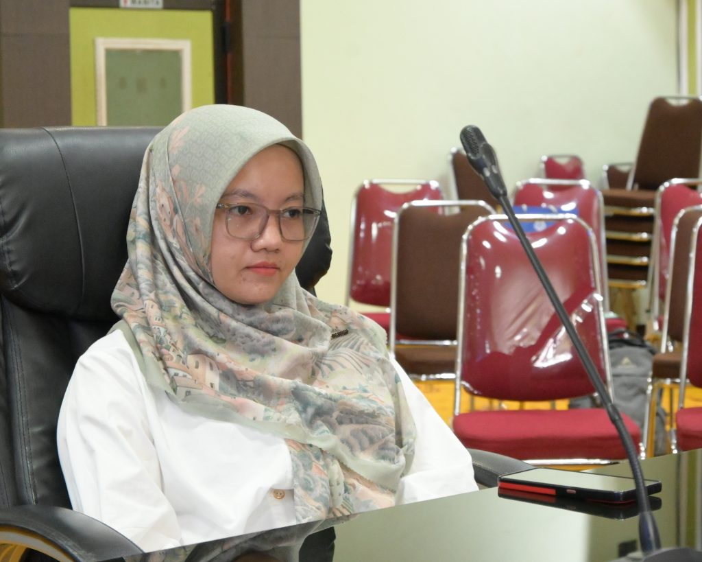 Koordinator Pusat Manajemen Akreditasi dan Sertifikasi Irma Rahmawati, M.Pd. saat mengikuti acara (Foto:Humas/Achmad Magfur)