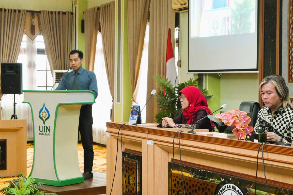 Koordinator Pusat Penelitian LP2M Dr. Adi Ansari, M.Pd.I. saat menyampaikan laporan (Foto:Humas/Achmad Magfur)