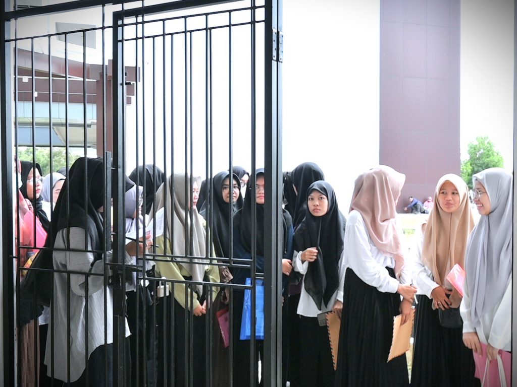 Para peserta saat bersiap ingin memasuki ruang ujian (Foto:Humas/Rudy Hermawan)