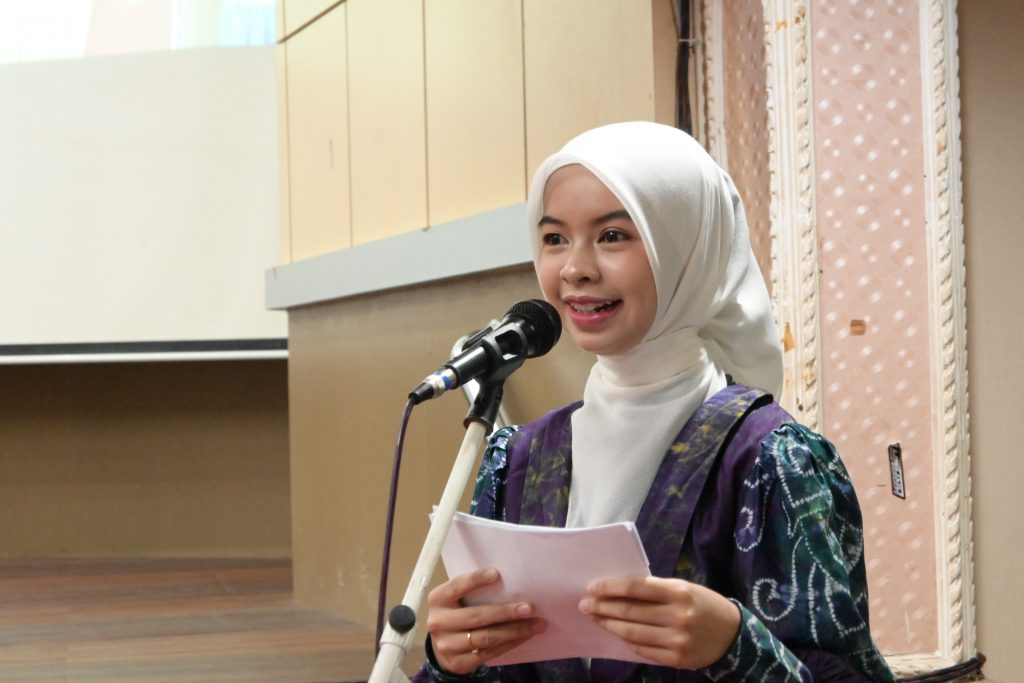 Pembawa acara pada Seminar Internasional Raising Awareness (Foto Humas)