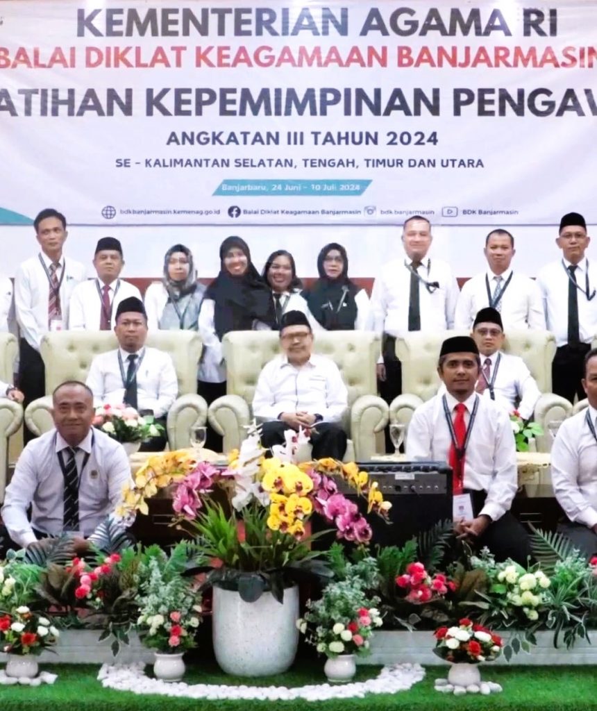 Rektor UIN Antasari Prof. Dr. H. Mujiburrahman, M.A. saat berfoto bersama para peserta (Foto:Humas BDK Banjarmasin)