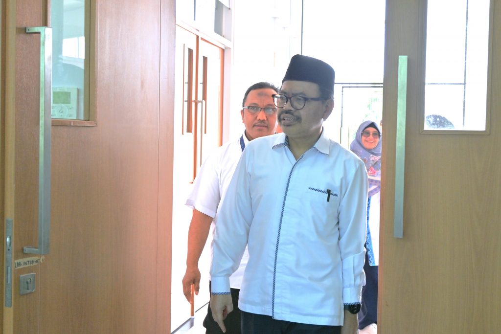 Rektor UIN Antasari Prof. Dr. H. Mujiburrahman, M.A. saat memasuki ruang memantau kelancaran ujian (Foto:Humas/Jamal Ripani)