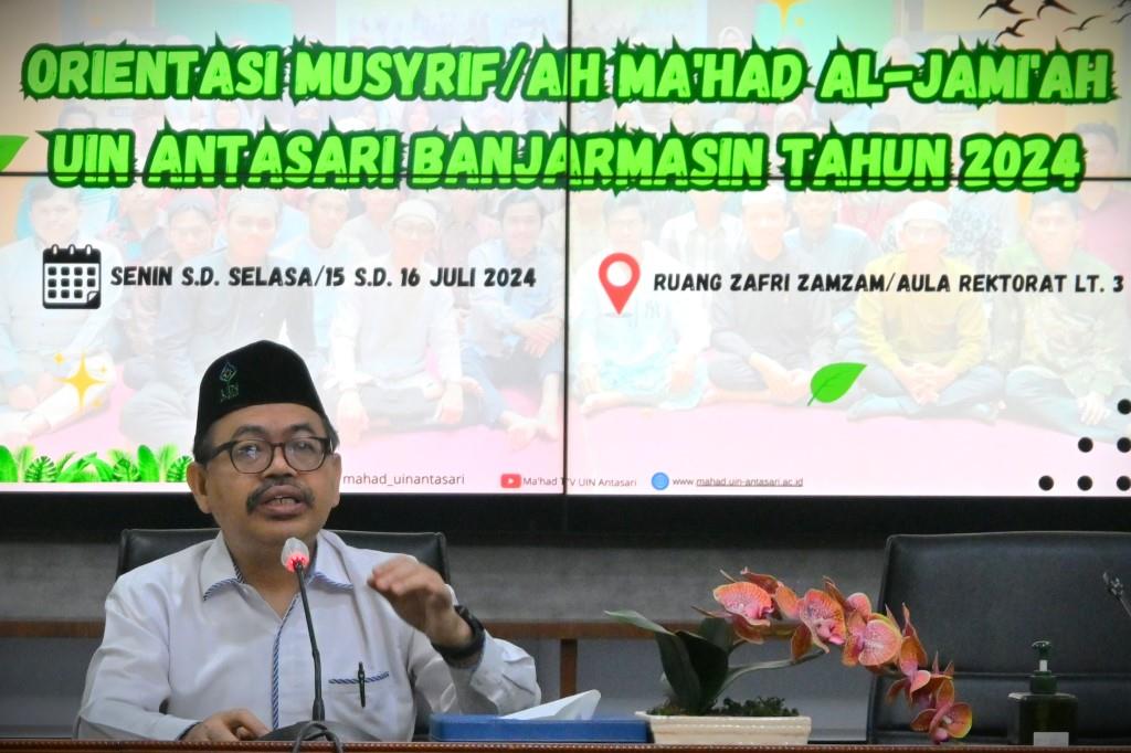 Rektor UIN Antasari Prof. Dr. H. Mujiburrahman, M.A. saat menjadi pembicara pertama (Foto Humas Jamal Ripani)