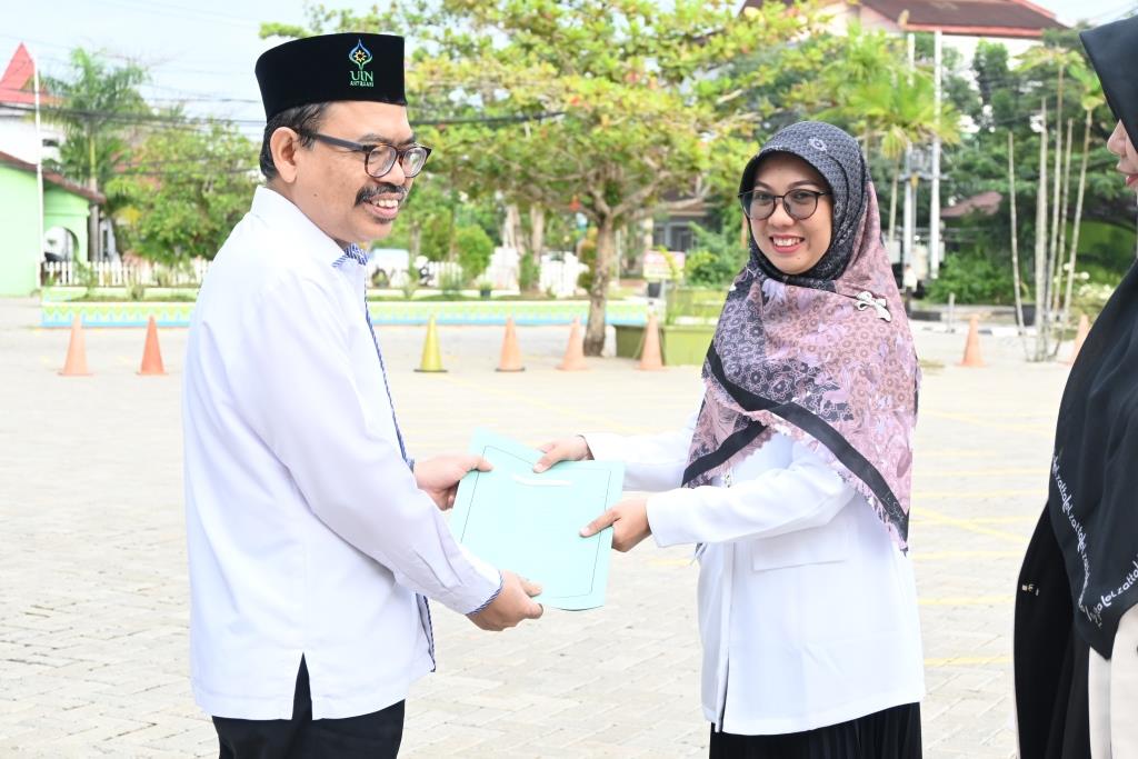Rektor saat menyerahkan sertifikat pendidikan kepada Atika Zahra Maulida (Foto Humas Jamal Ripani)