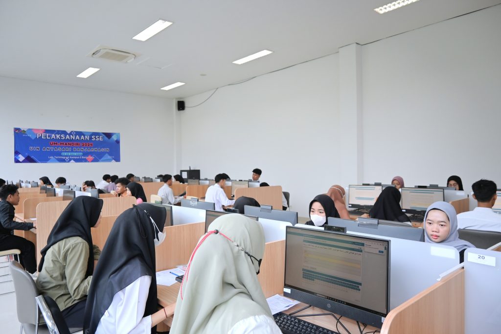 Suasana SSE Ujian Masuk Jalur Mandiri Tahap 1 2024 di Lab Internet 1 (Foto:Humas/Rudy Hermawan)