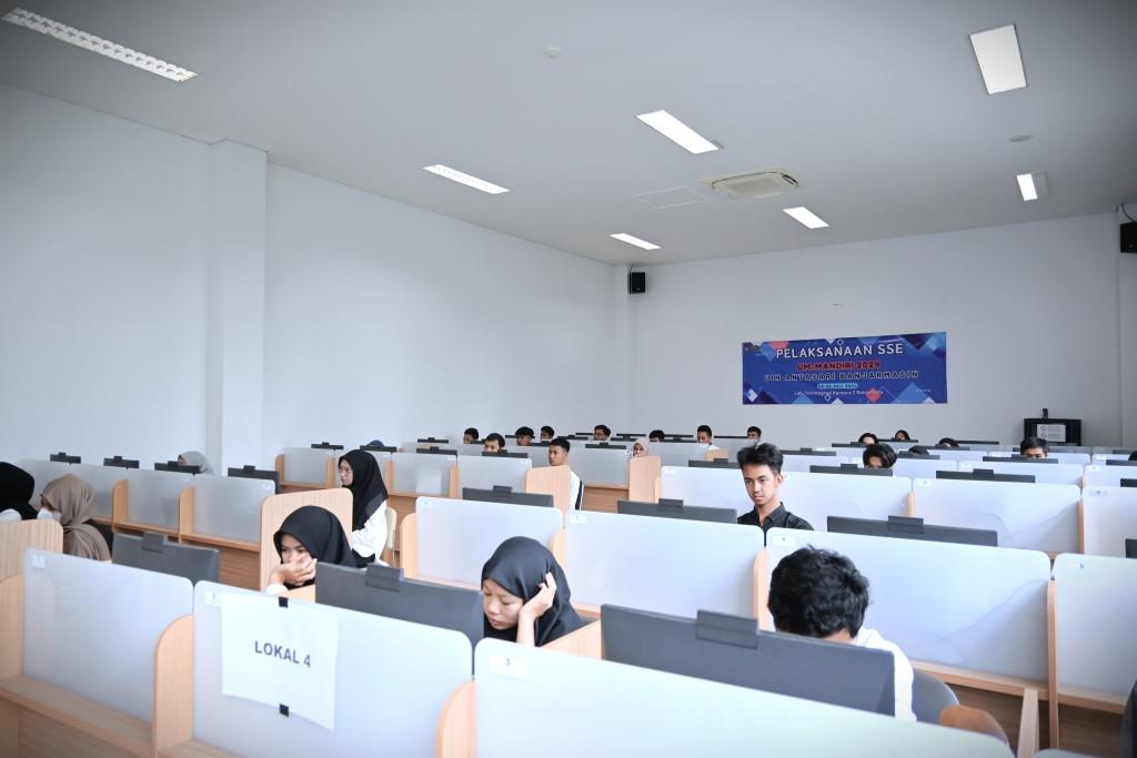 Suasana SSE Ujian Masuk Jalur Mandiri Tahap 1 2024 di Lab Internet 2 (Foto:Humas/Rudy Hermawan)