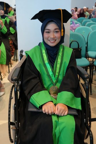 Siti Azizah Putri tersenyum menunggu acara wisuda dimulai. (Foto: Humas/Baiti Rahmi)