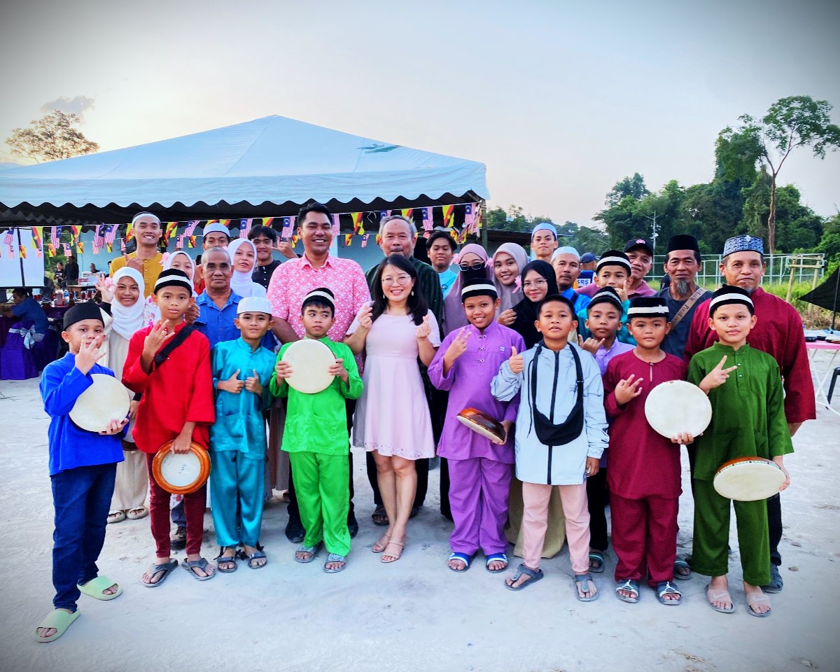 Foto bersama warga Kampung Pasir Tengah Lundu Serawak Malaysia