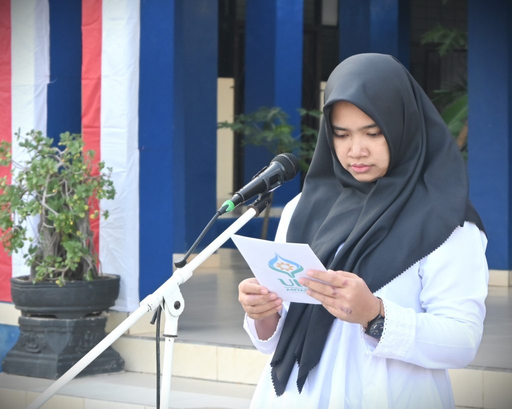 Agustina Ambar Pertiwi, M.Pd. saat bersiap menjadi pembawa acara (Foto:Humas/Jamal Ripani)