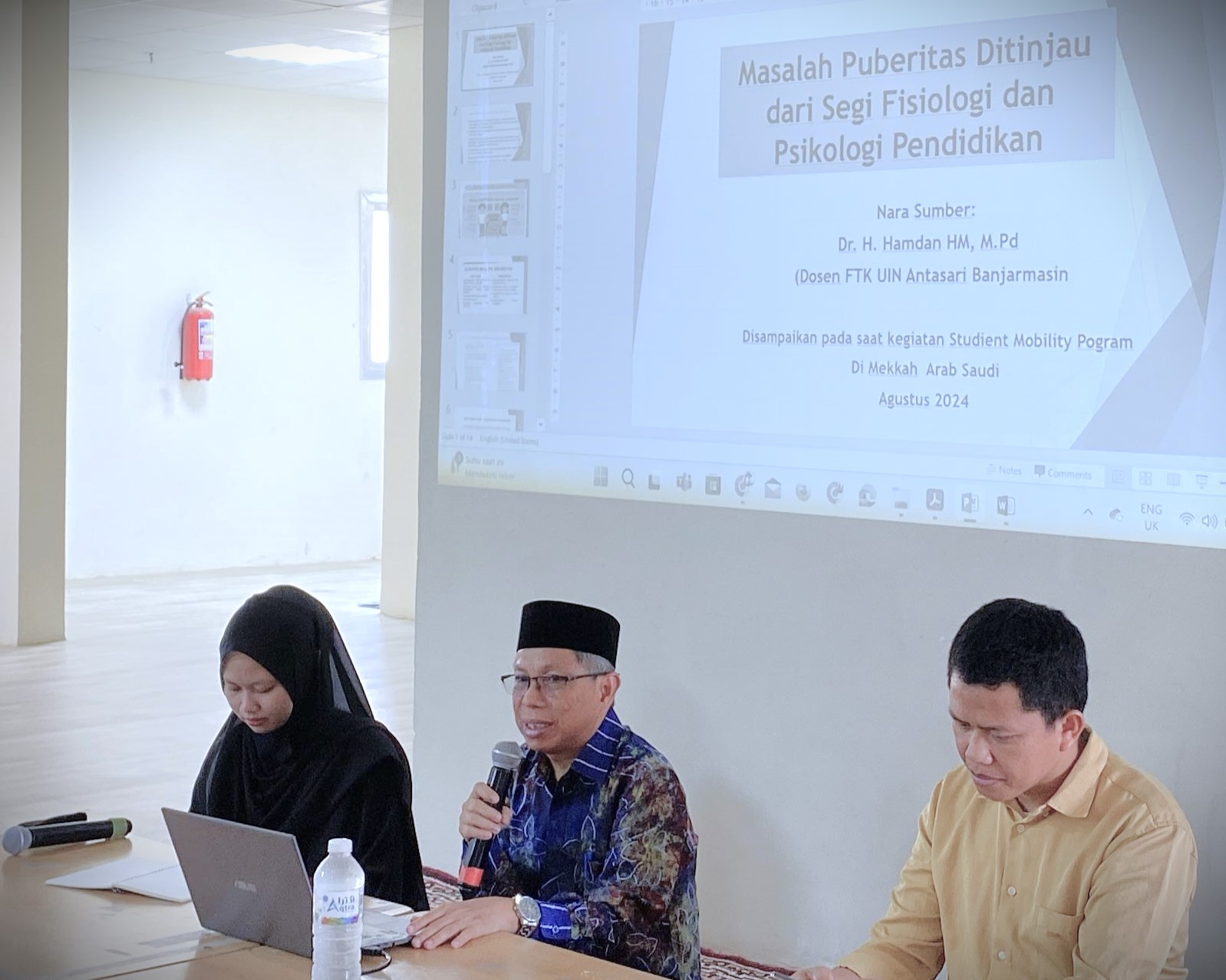 Dekan FTK UIN Antasari Dr. H. Hamdan, M.Pd. saat pengabdian internasional di Sekolah Indonesia Makkah.