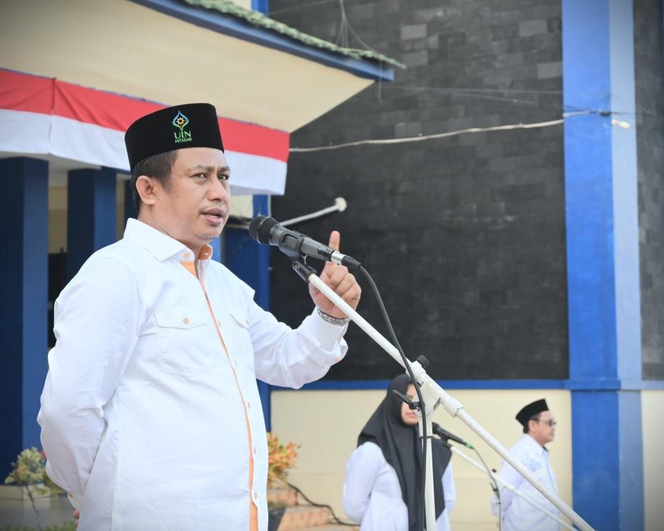 Karo AUPKK UIN Antasari Dr. H. Moh. Junaidin, M.A. saat menjadi pembina apel mingguan, 12 Agustus 2024 (Foto:Humas/Jamal Ripani)