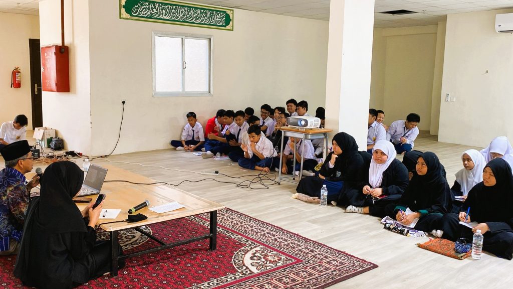 Para peserta didik Sekolah Indonesia Makkah saat mengikuti pengabdian internasional Dekan FTK UIN Antasari.