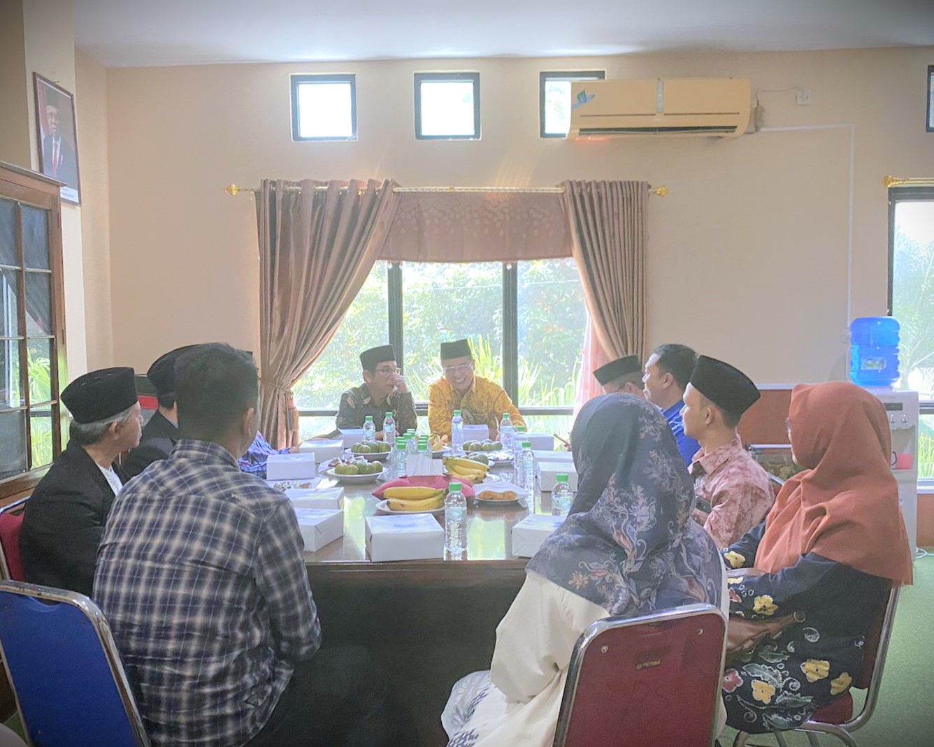 Suasana saat silaturahmi Tim Dosen Pengabdian Internasional UIN Antasari dengan Wakil Rektor IAIN Pontianak.