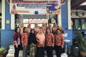 Foto bersama DWP UIN Antasari, DWP IAHN Tampung Penyang dengan salah satu guru PAUD Tarbiyatul Athfal.