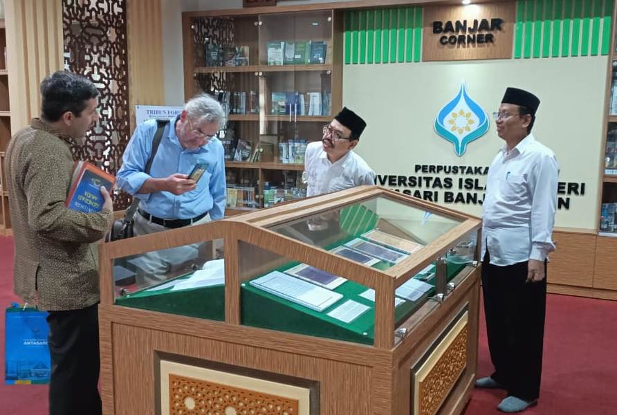 Rector UIN Antasari Banjarmasin with Hasby Sen, MA, and Prof. Ismail Latif Hacinebioglu when visited Banjar Corner.