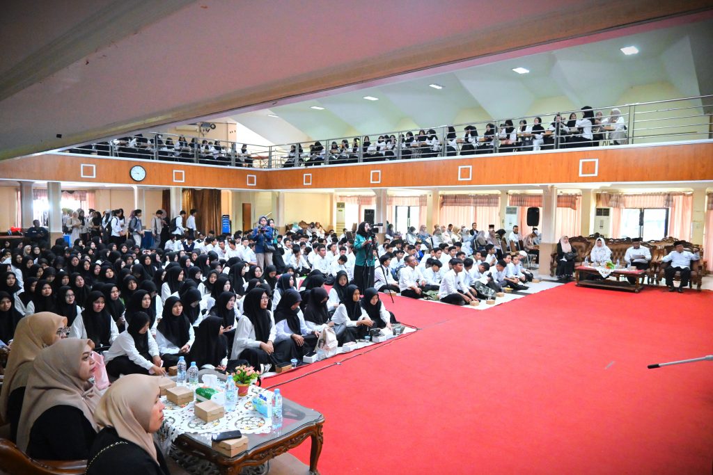 Auditorium Mastur Jahri penuh sampai lantai ke-2 (Foto:Humas/Achmad Magfur)