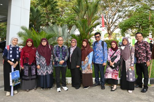 Foto bersama Pimpinan dan para pendamping Kontingen UIN Antasari Banjarmasin sesaat sebelum acara pembukaan dimulai. (Foto:Humas/Baiti Rahmi)