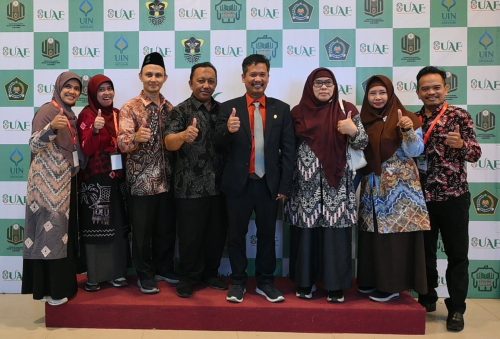 Foto bersama pendamping Kontingen UIN Antasari dan Ketua Panitia Pelaksana BUAF ke-8 UINSI Samarinda Dr. Umar Fauzan (Foto:Humas/Baiti Rahmi)