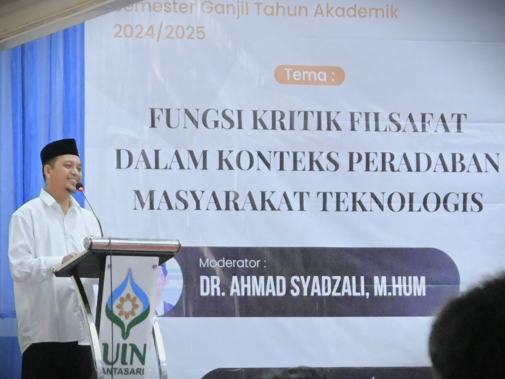 Dekan FUH UIN Antasari Dr. Dzikri Nirwana, M.Ag. saat membuka acara (Foto:Humas/Jamal Ripani)