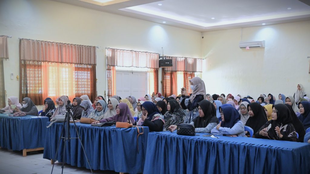 Dewan Ustazah saat memenuhi aula mengikuti seminar LP2M UIN Antasari (Foto:Humas/Jamal Ripani)