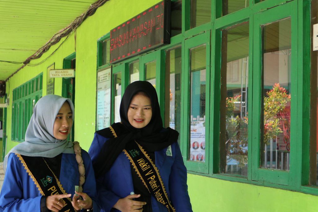 Dua Putri Antasari saat berjalan menuju lokasi sosialisasi (Foto:Humas/Achmad Magfur)