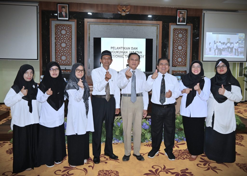 Foto bersama delapan Pejabat Fungsional di UIN Antasari usai pelantikan (Foto:Humas/Achmad Magfur)