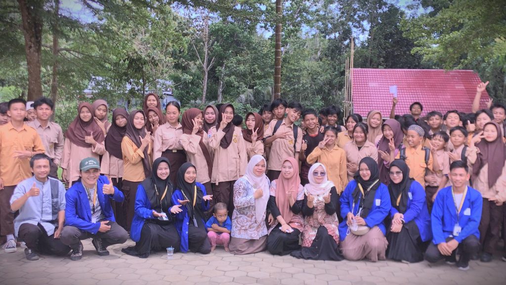 Foto bersama para mahasiswa KKN UIN Antasari dengan para guru dan peserta didik SMPN 2 Piani.