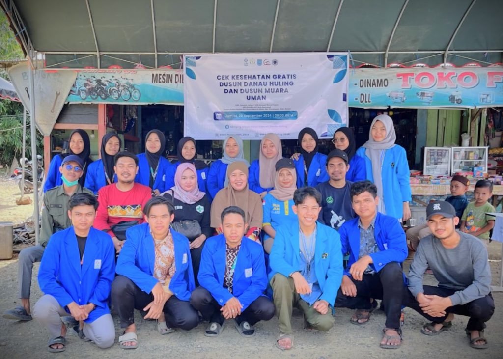 Foto bersama para mahasiswa KKN dengan petugas Puskesmas Paramasan.