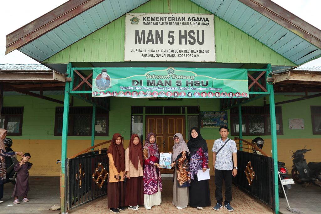 Foto bersama usai menyerahkan brosur PMB di MAN 5 HSU.