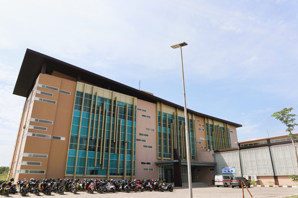 Gedung Perpustakaan Kampus 2 UIN Antasari yang menyatu dengan bangunan masjid (Foto:Humas/Achmad Magfur)