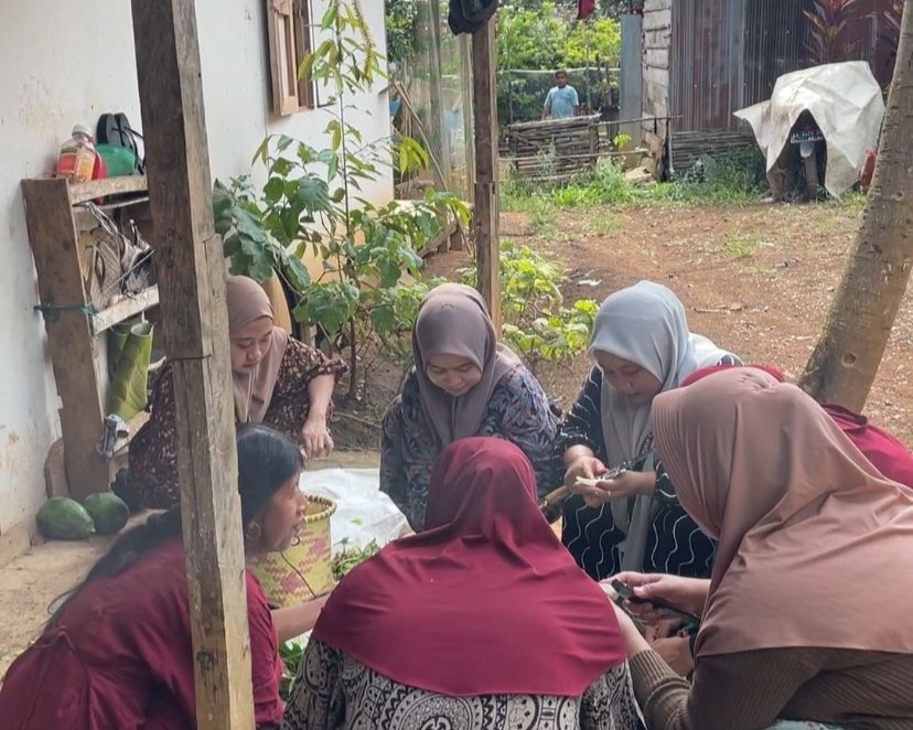 Gotong royong menyiapkan acara.