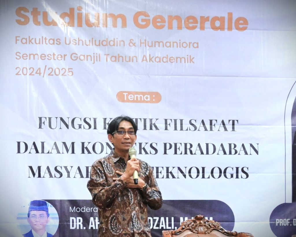 Guru Besar Filsafat UGM Prof. Drs. H. Mukhtasar Syamsuddin, M.Hum, Ph.D. of Arts saat memberikan materi (Foto:Humas/Jamal Ripani)