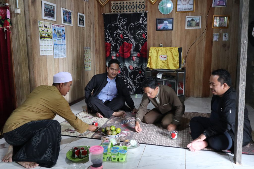 Guru Syahwani, S.H. saat menjamu pimpinan LP2M di kediamannya di Paramasan Bawah (Foto:Humas/Achmad Magfur)