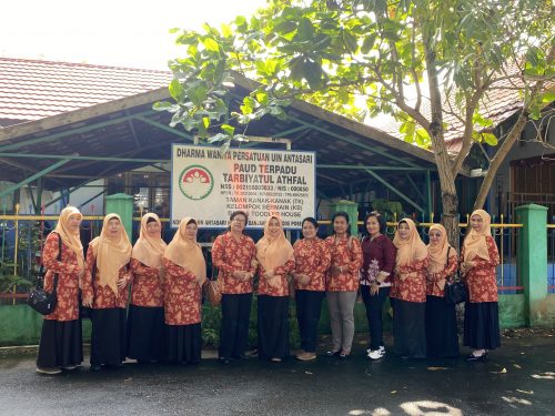 Foto bersama ibu DWP UIN Antasari dan Ibu DWP IAHN Tampung Penyang di PAUD Tarbiyatul Athfal Binaan DWP UIN Antasari.