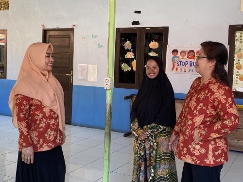 Ibu Mariani Mujiburrahman dan Ibu Purwanti selaku ketua DWP berbincang bersama salah satu guru PAUD Tarbiyatul Athfal.