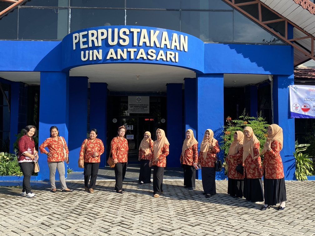 Foto Bersama DWP UIN Antasari Banjanrmasin dan DWP IAHN Tampung Penyang Palangkaraya setelah kungan ke Banjar dan Melayu Corner di Perpustakaan UIN Antasari.