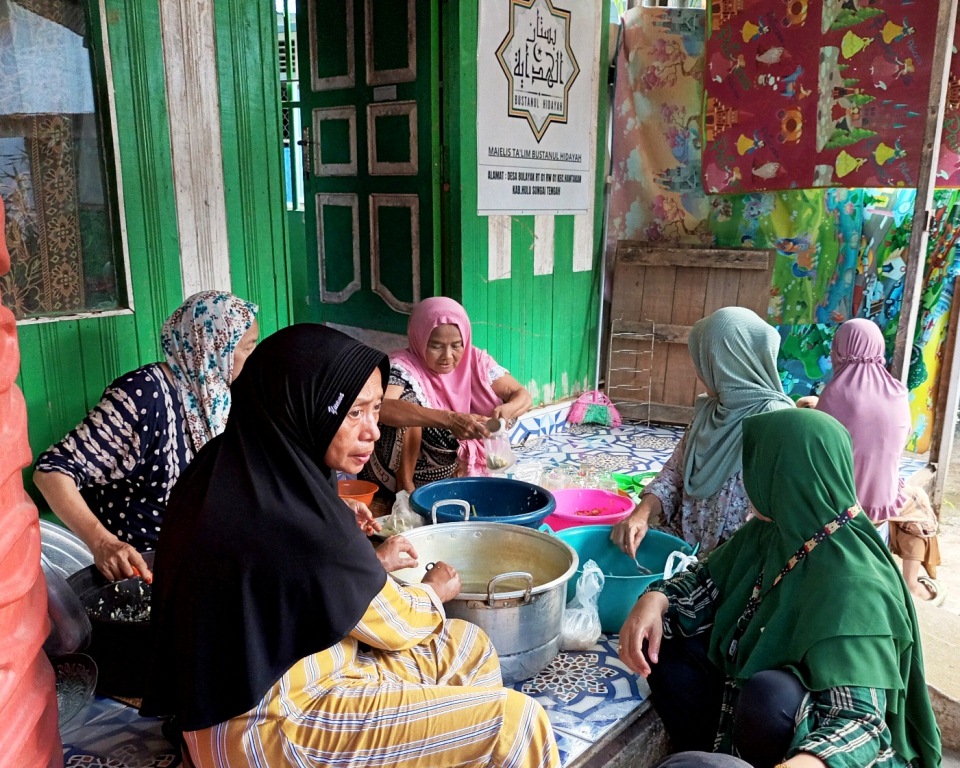 Ibu2 sedang melakukan persiapan acara maulid - Copy