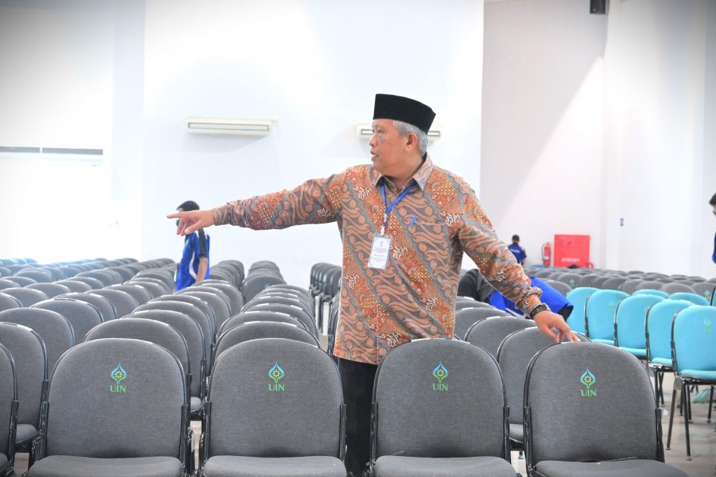 Kabag Umum UIN Antasari H. Masri, S.Ag., M.Pd. saat turun langsung memastikan kelancaran acara (Foto:Humas/Jamal Ripani)