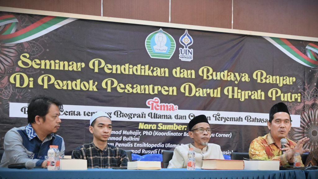 Ketua LP2M UIN Antasari Dr. Muhammad Zainal Abidin, M.Ag. saat berdialog dengan peserta (Foto:Humas/Jamal Ripani)