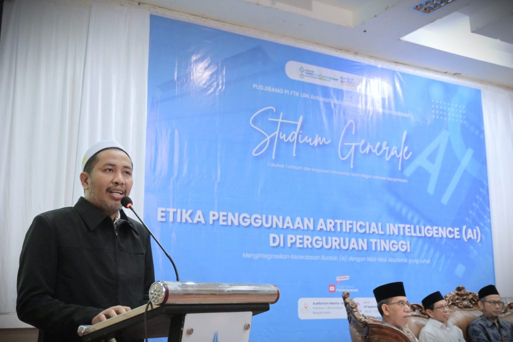 Ketua Pusjibang PI FTK UIN Antasari Fathullah Munadi, S.Ag., M.A. saat menyampaikan laporan (Foto:Humas/Achmad Mag