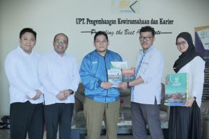 Koordinator CDC IAIN Pontianak Rizki Susanto, M.Pd. saat menerima kenang-kenangan usai berkunjung ke UPKK UIN Antasari (Foto:UPKK/Rizki)